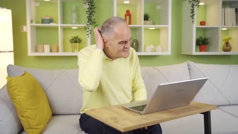 El-Anciano-Que-Tiene-Problemas-Para-Usar-Una-Computadora-Portátil-En-Casa-Está-Alejado-De-La-Tecnología.